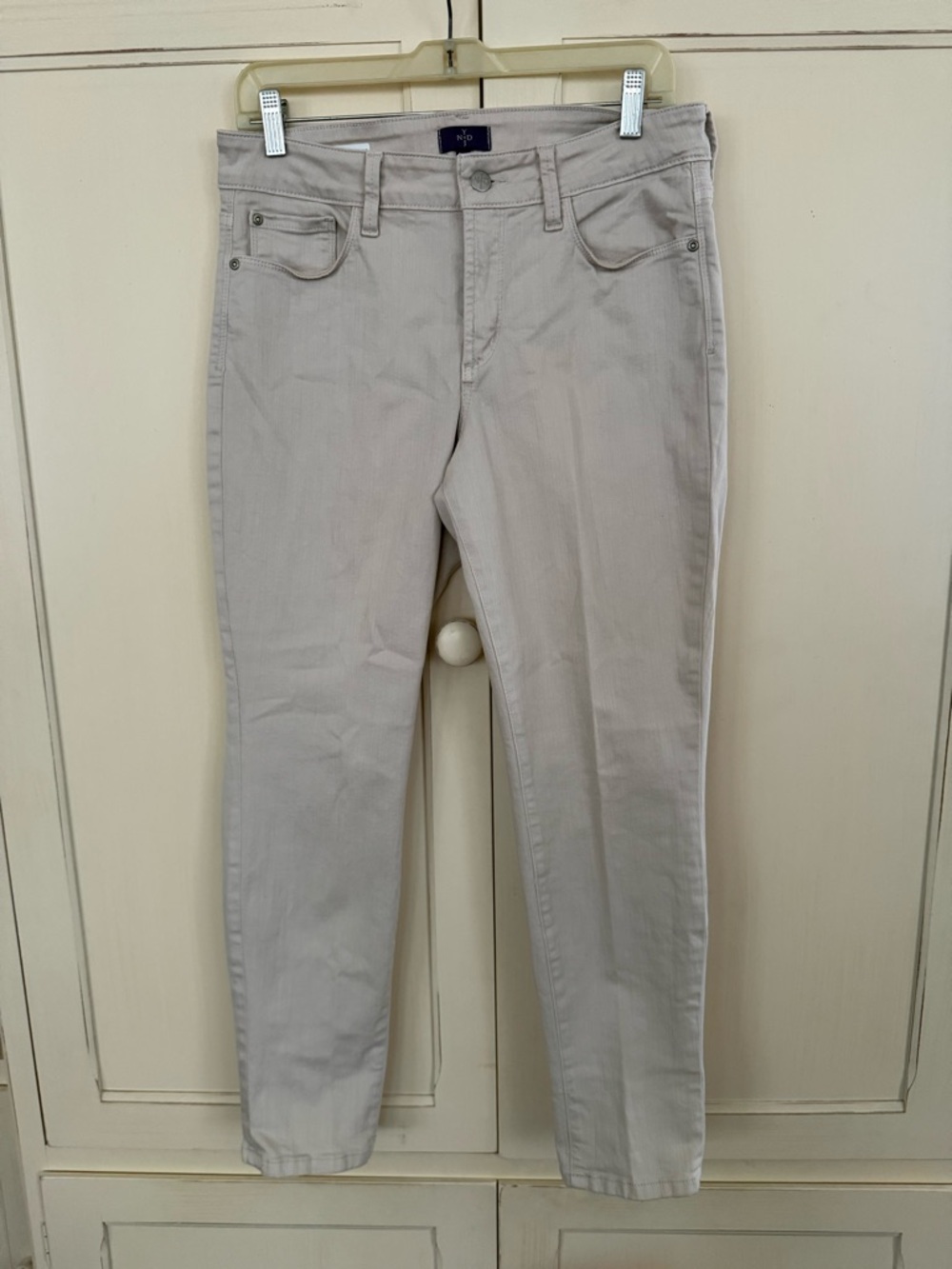 NYDJ Alina Convertible Ankle Jeans in Beige. Size 6
